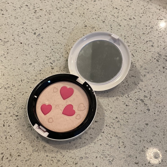 MAC Veronica’s Blush Limited Edition Pearlmatte Face Powder - Picture 4 of 6